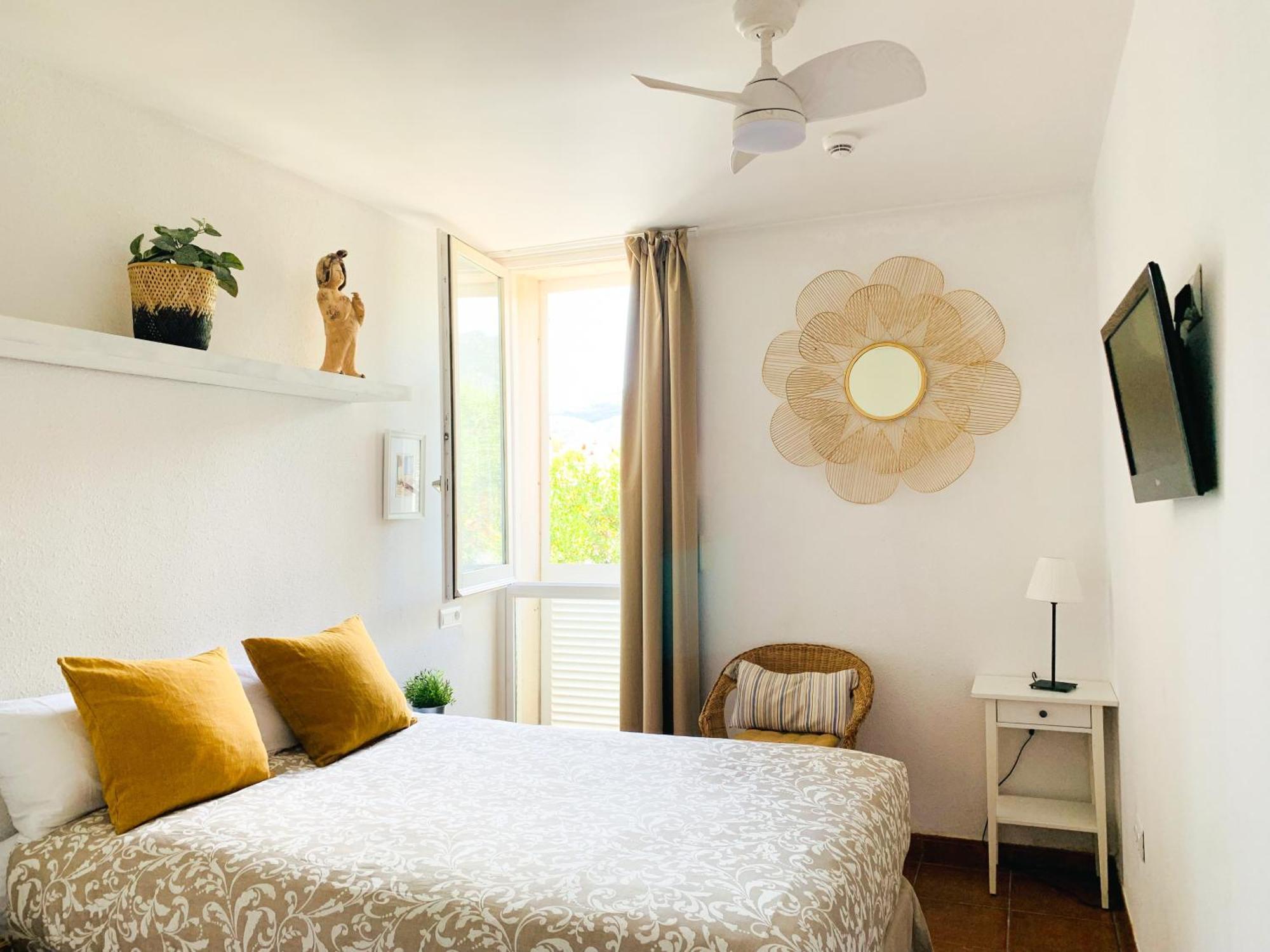 Centrica Con Aire Acondicionado Bano Privado Nevera Cadaques